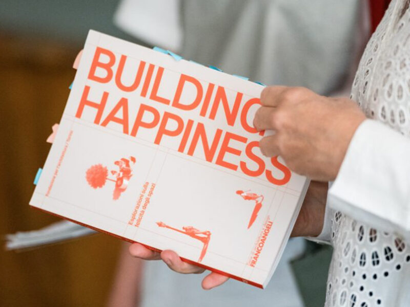 Foto del libro Building Happiness in mano alla direttrice