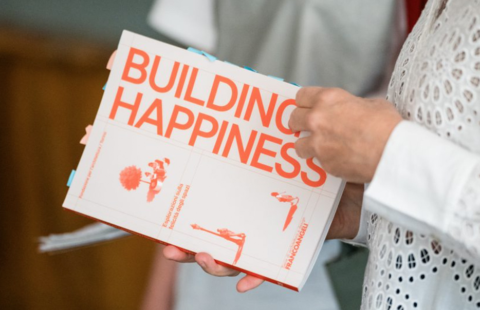 Foto del libro Building Happiness in mano alla direttrice