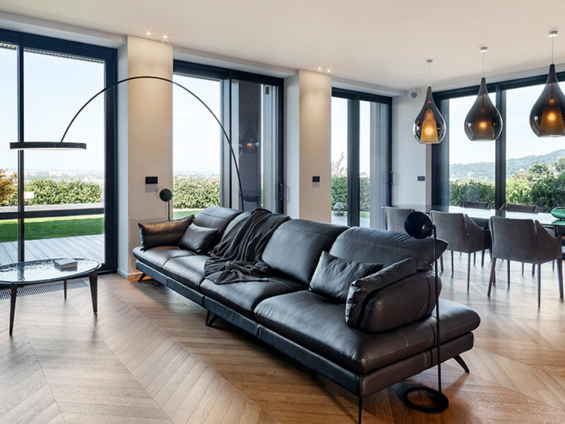 foto del salone con vista sulla città