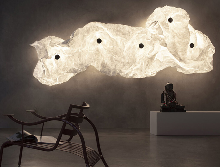 immagine della lampada a parete Maap di Flos realizzata in carta e retroilluminata