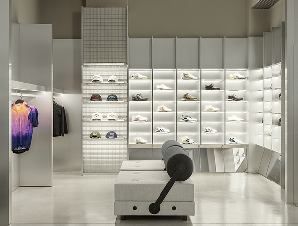 immagine interno negozio con scarpe esposte
